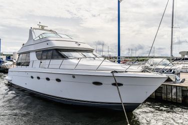 57' Carver 2000 Yacht For Sale